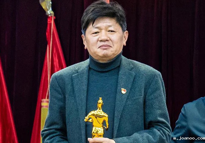 海安市党建工作会议上，伟德app手机下载安装建设收获一座特别的“小金人”