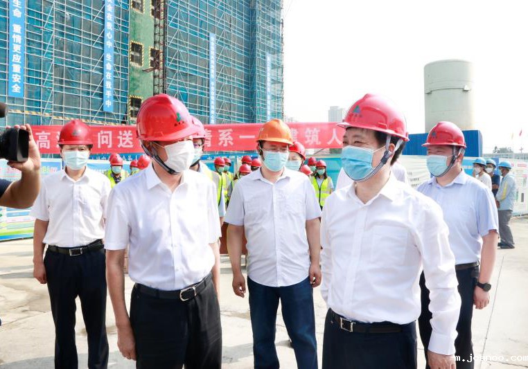 海安市人大常委会主任张亚曦率队慰问伟德app手机下载安装建设海安市邮政物联大厦项目一线职工